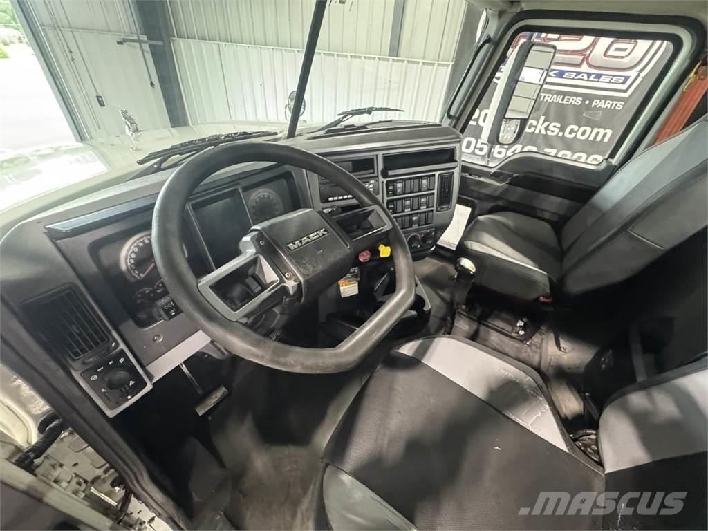 Mack Pinnacle Trekkvogner