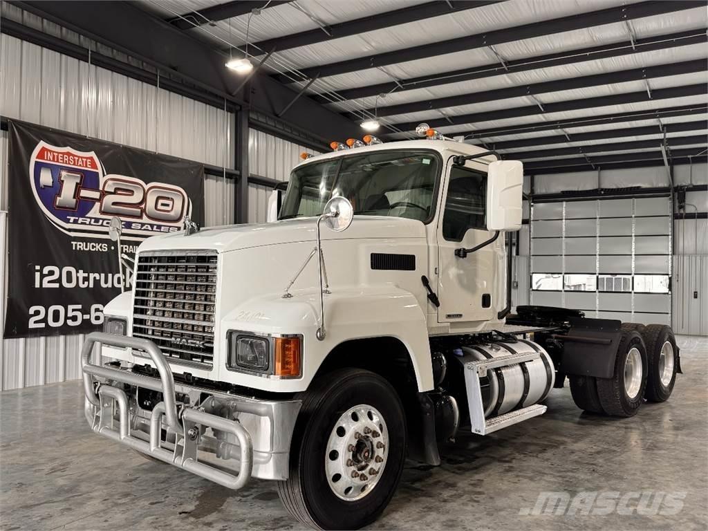 Mack Pinnacle Trekkvogner