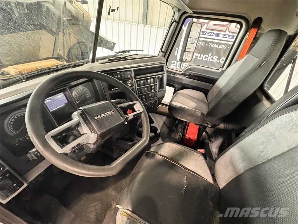 Mack Pinnacle Trekkvogner
