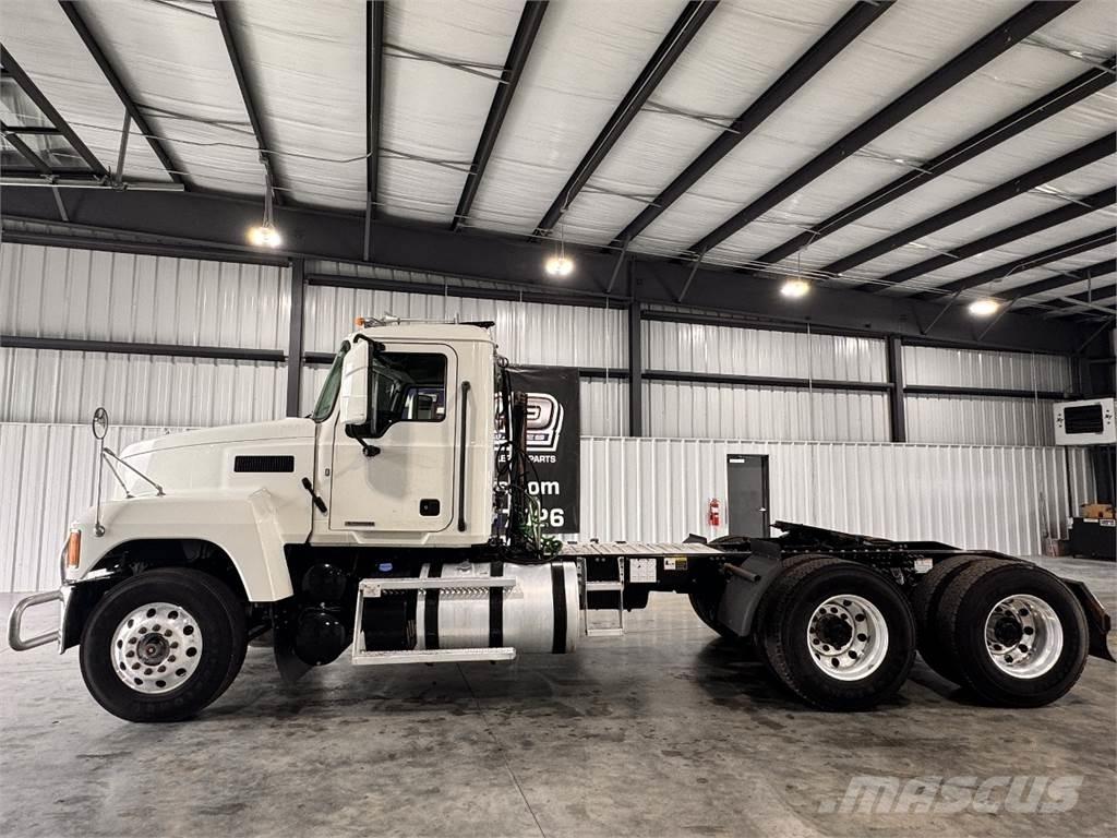 Mack Pinnacle Trekkvogner