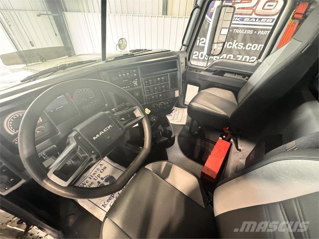Mack Pinnacle Trekkvogner