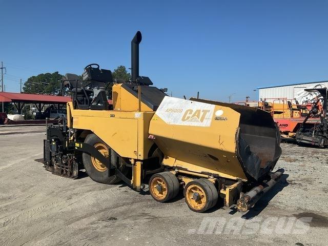 CAT AP-600D Asfaltutleggere