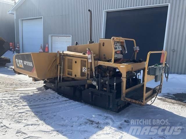 CAT AP255E Asfaltutleggere