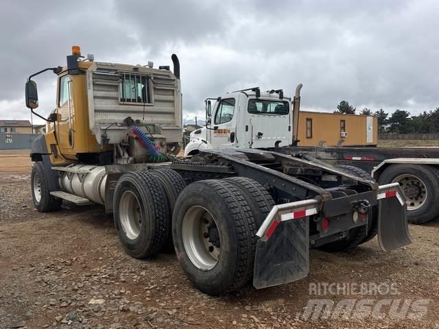 CAT CT660S Trekkvogner