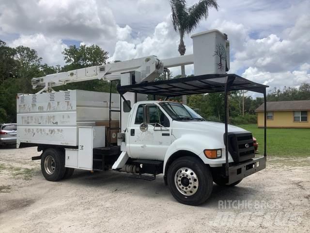 Ford F-750 Bilmontert lift