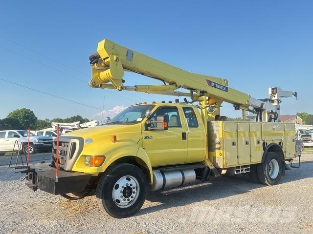 Ford F-750 Bilmontert lift