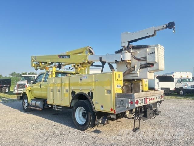 Ford F-750 Bilmontert lift
