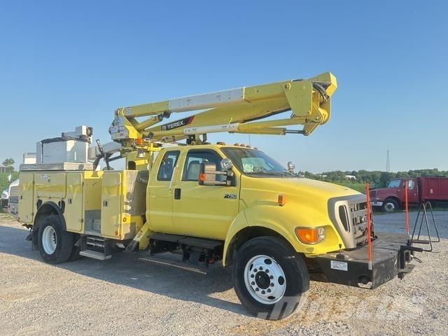 Ford F-750 Bilmontert lift