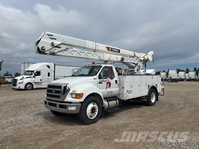 Ford F-750 Bilmontert lift