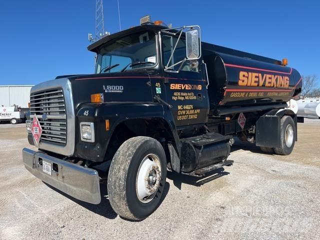 Ford L8000 Tankbiler