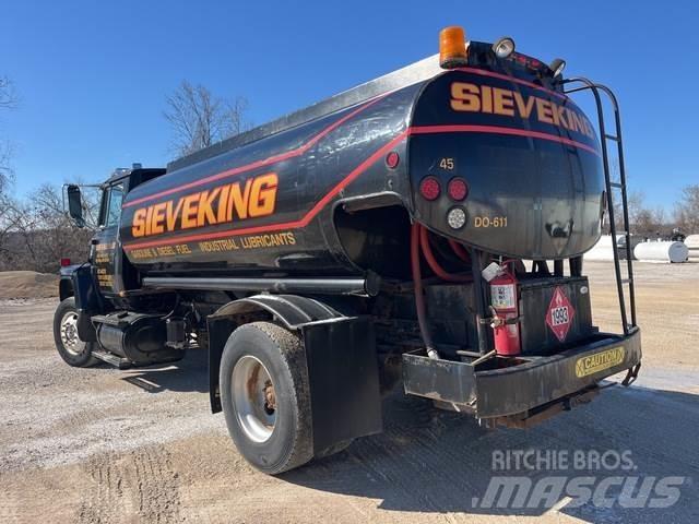 Ford L8000 Tankbiler