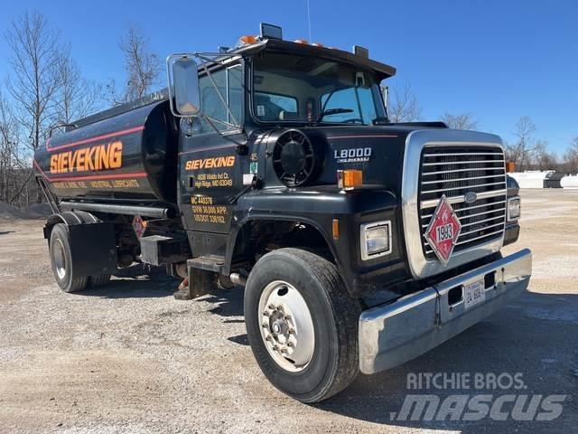 Ford L8000 Tankbiler