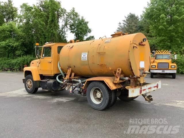 Ford L8000 Vanningsvogn for støvdemping