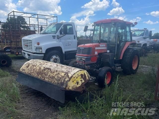 Kubota M5700 Innendørs feiemaskiner