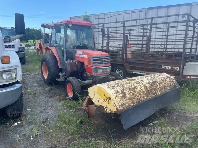 Kubota M5700 Innendørs feiemaskiner
