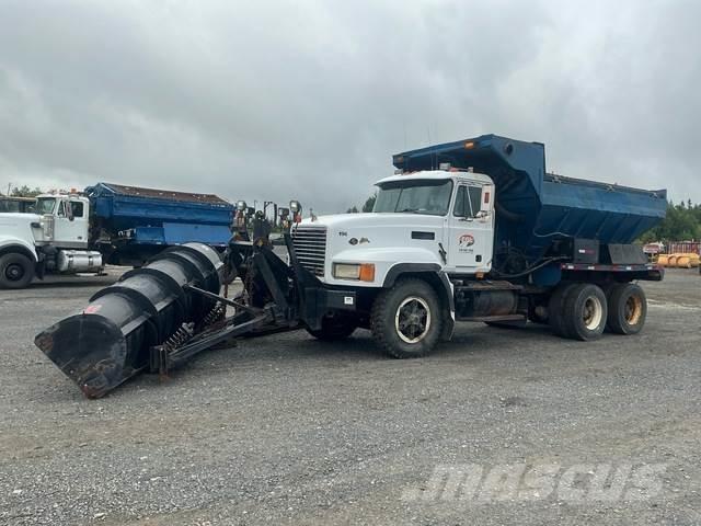 Mack CL713 Snøploger- og skjær