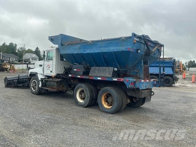 Mack CL713 Snøploger- og skjær