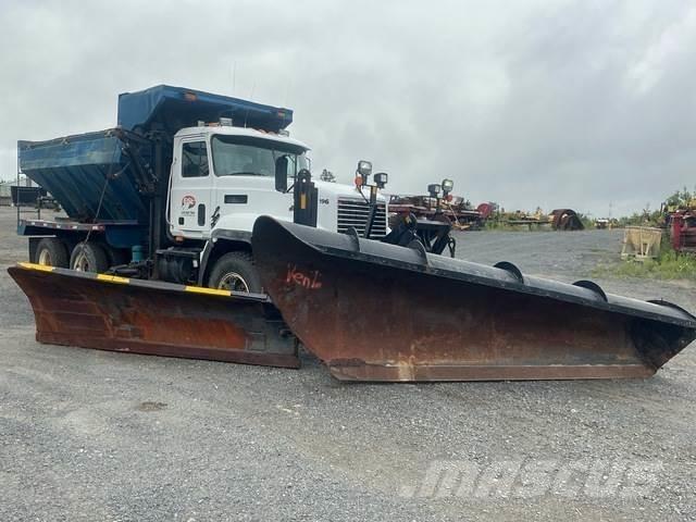Mack CL713 Snøploger- og skjær