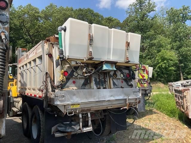 Mack CV713 Snøploger- og skjær