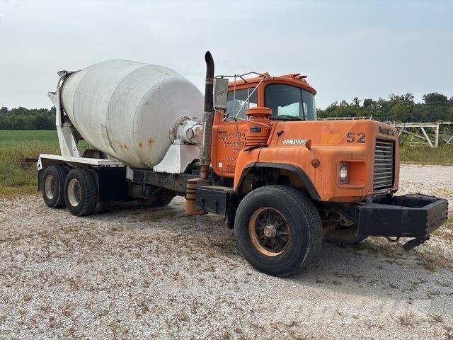Mack DM690 Vanningsvogn for støvdemping