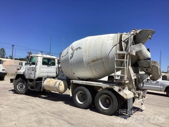 Mack DM690S Andre lastebiler