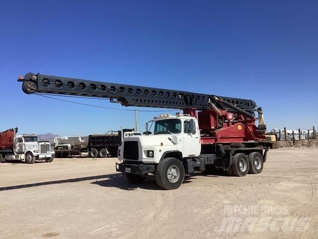 Mack DM690S Borrigg lastebilmontert
