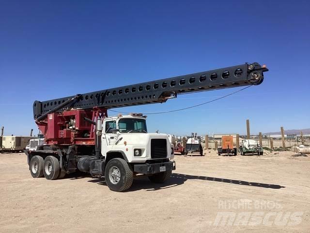 Mack DM690S Borrigg lastebilmontert