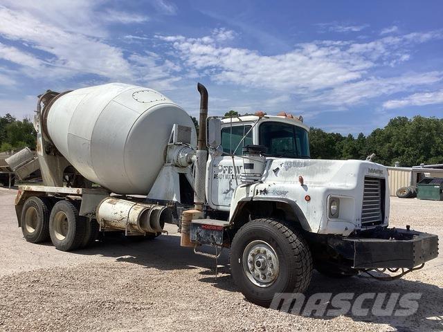 Mack DM690S Andre lastebiler