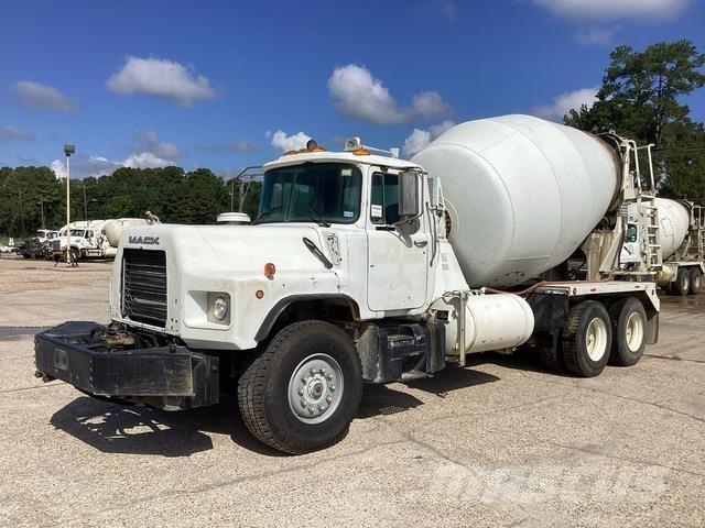 Mack DM690S Andre lastebiler