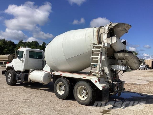 Mack DM690S Andre lastebiler