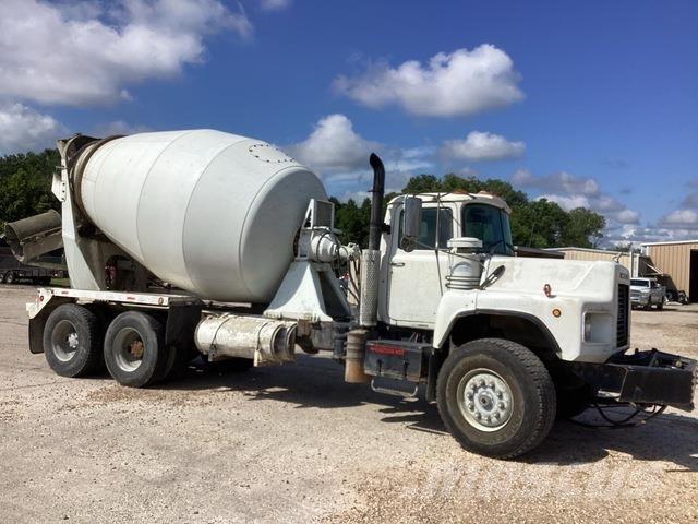Mack DM690S Andre lastebiler
