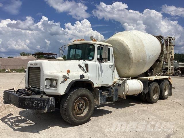 Mack DM690S Andre lastebiler