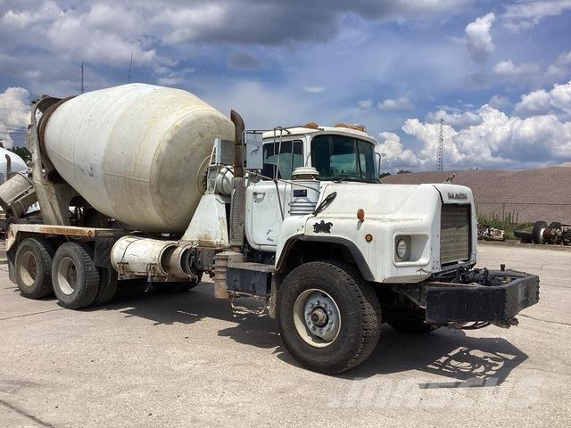 Mack DM690S Andre lastebiler