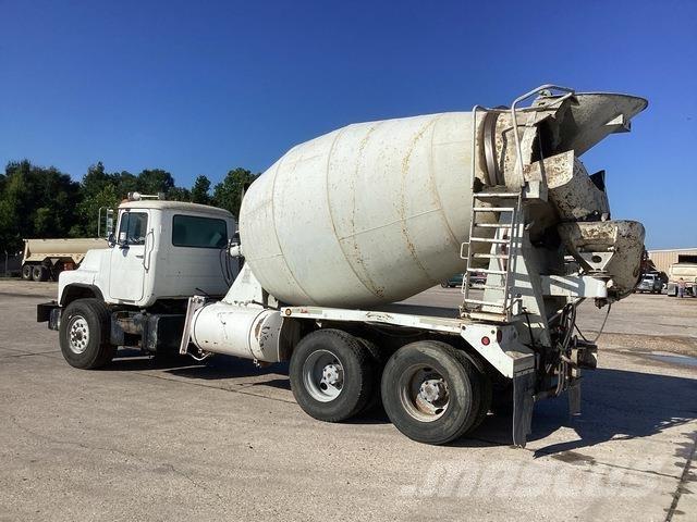 Mack DM690S Andre lastebiler