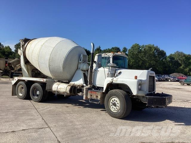 Mack DM690S Andre lastebiler
