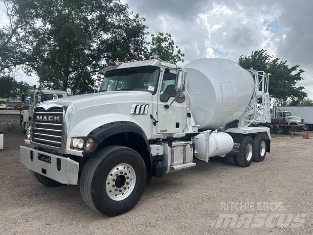 Mack GR64F Andre lastebiler