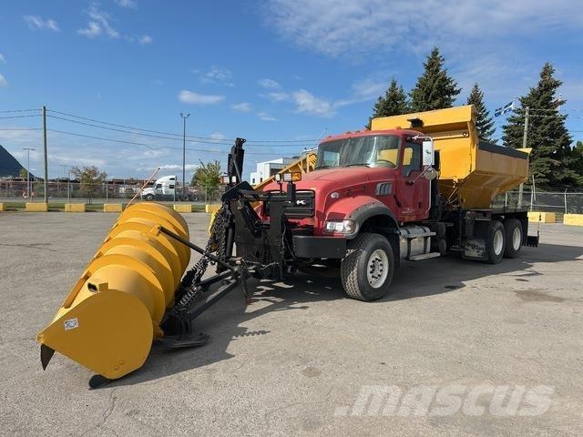 Mack GU433 Snøploger- og skjær