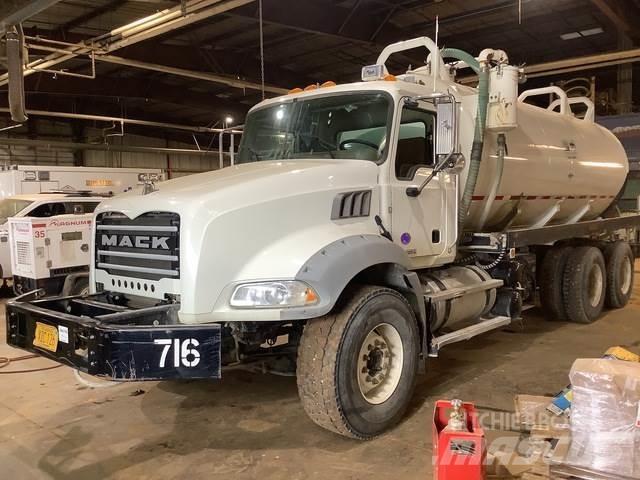 Mack GU813 Tankbiler