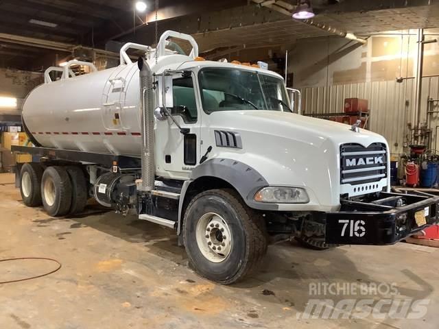 Mack GU813 Tankbiler