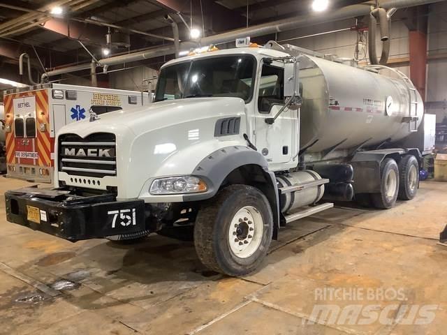 Mack GU813 Vanningsvogn for støvdemping