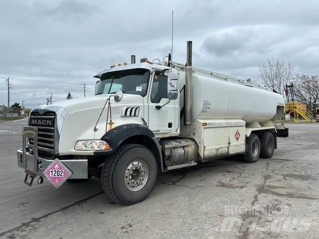 Mack GU813 Tankbiler