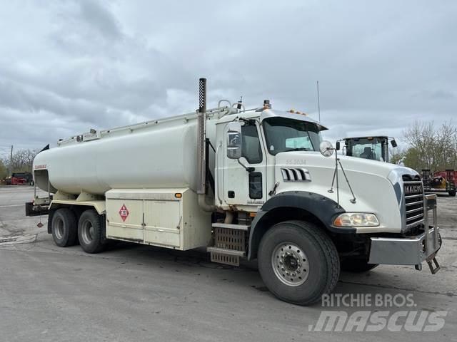 Mack GU813 Tankbiler