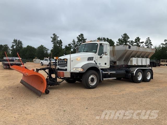 Mack GU813 Sand- og saltspredere