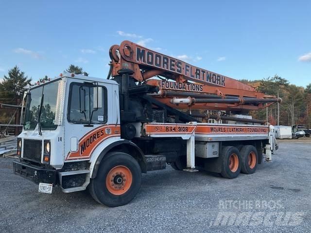 Mack MR688S Betongpumpe biler