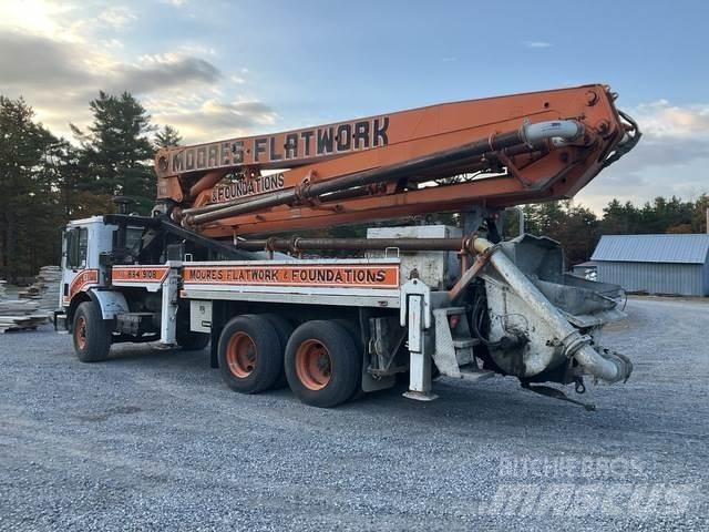 Mack MR688S Betongpumpe biler
