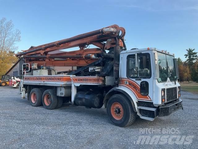 Mack MR688S Betongpumpe biler