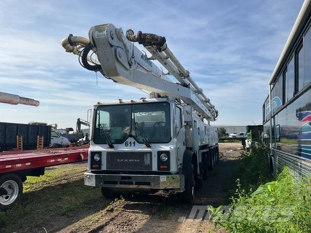 Mack MR688S Betongpumpe biler