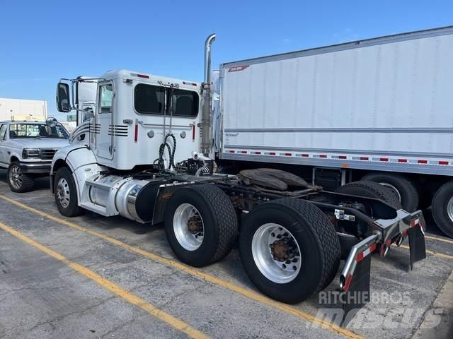 Peterbilt 384 Trekkvogner