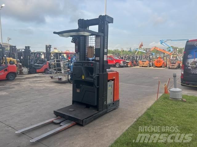 Toyota 8BPUE15 Middelsløftende plukketruck