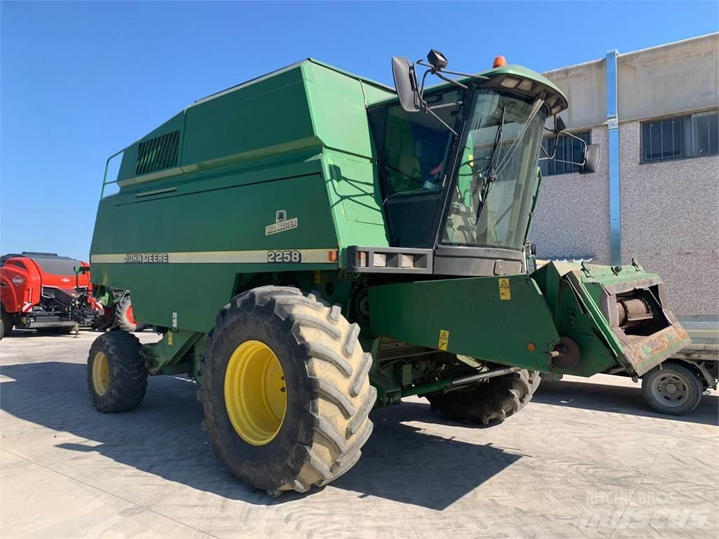 John Deere 2258 Skurtreskere